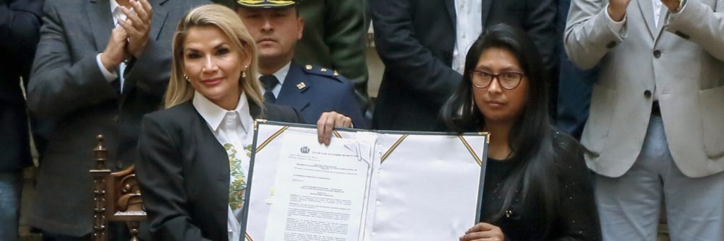 Defensa de Áñez rechaza la interpretación del Gobierno sobre sucesión en 2019