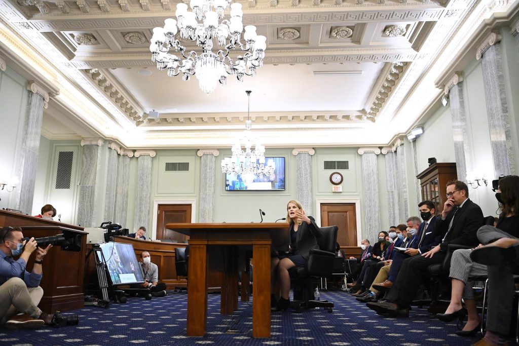 Directivos de Facebook intentan desacreditar a Haugen