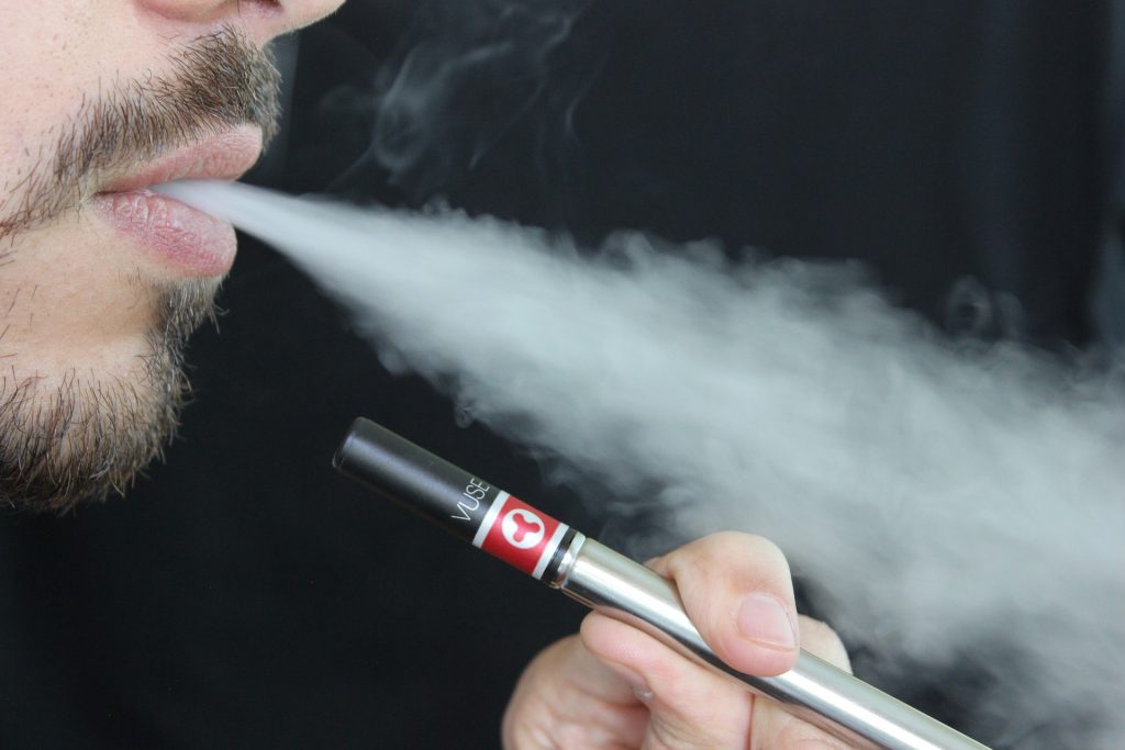 EEUU aprueba cigarrillos electrónicos que ve beneficiosos para dejar de fumar