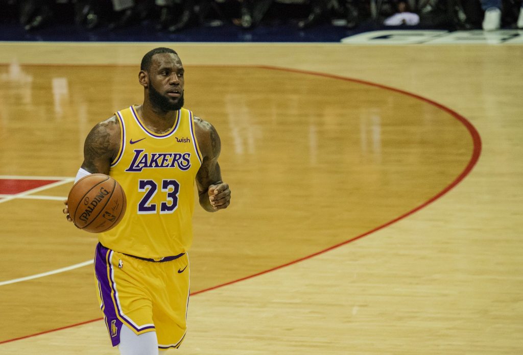 LeBron James de baja en encuentro de los Lakers ante Spurs