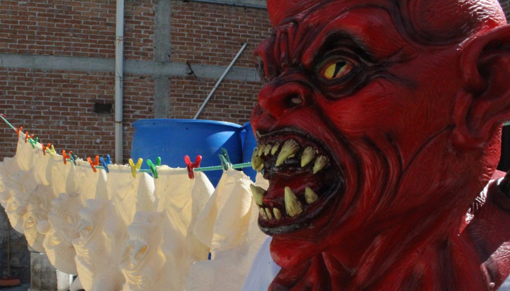 Brujas, calaveras y vampiros entre los miles de máscaras para celebrar Halloween y el Día de Muertos