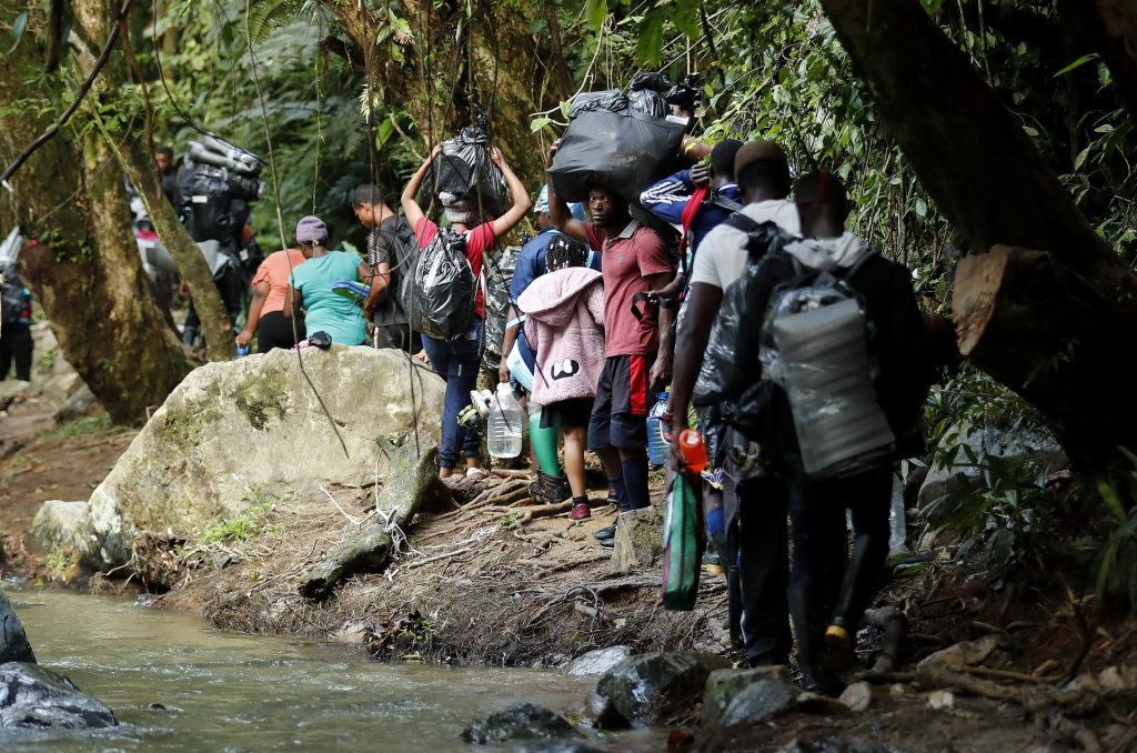 Muerte de migrantes en la selvática frontera de Panamá desborda ente forense