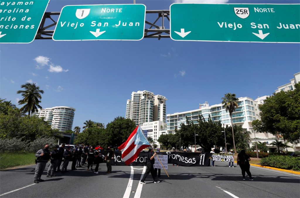 Bloquean importante avenida de San Juan en protesta contra el plan de deuda