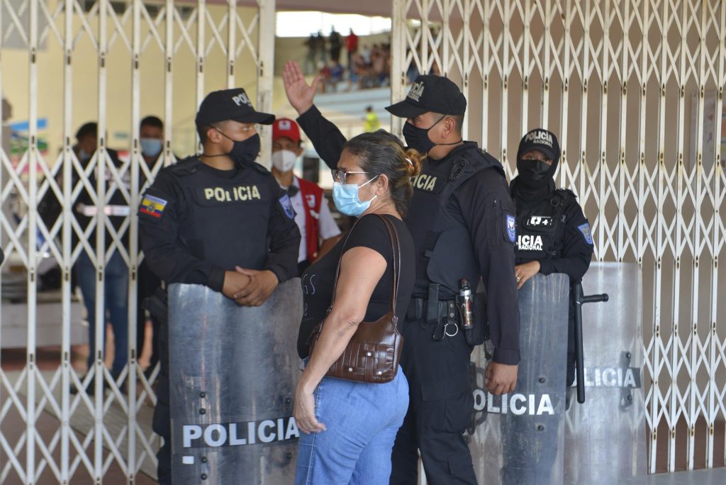Familiares asisten a reconocimiento fotográfico de presos muertos en Ecuador