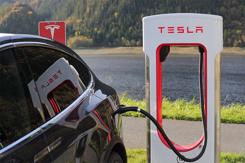Hertz compra 100 mil vehículos de Tesla y dispara las acciones del fabricante