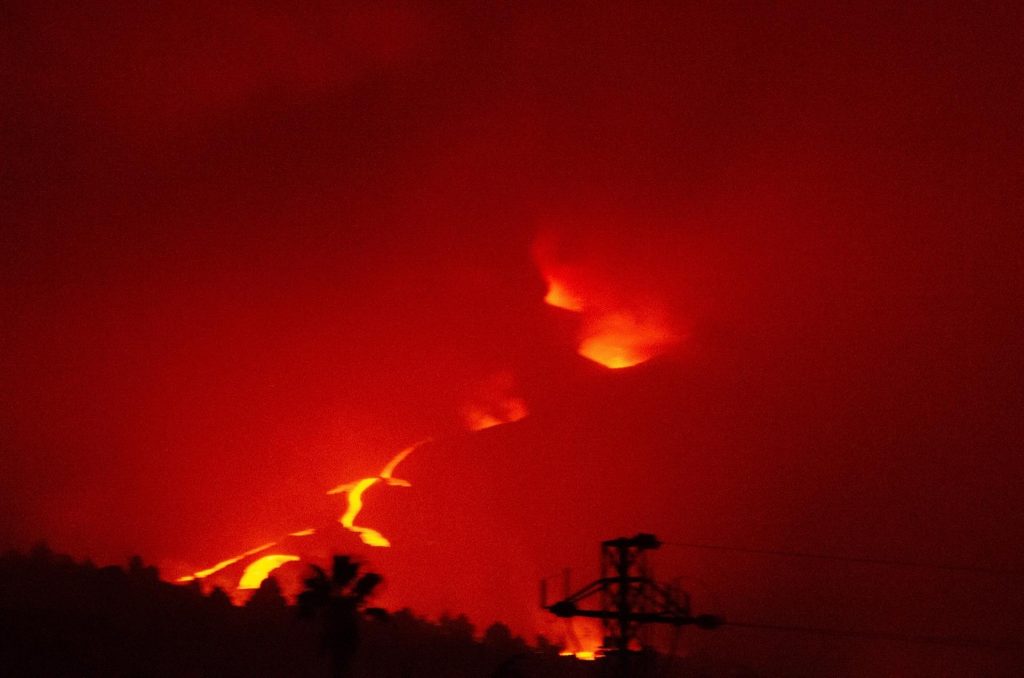Ruptura del cono aumenta desbordamiento de lava en volcán La Palma