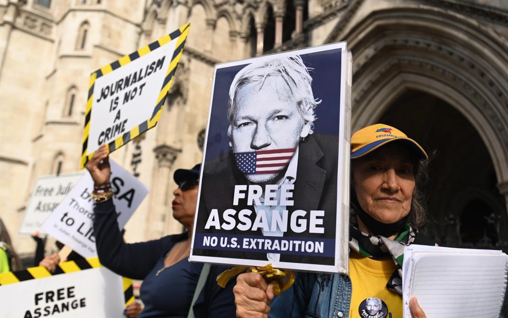 Assange recibe el permiso para casarse en prisión con su pareja
