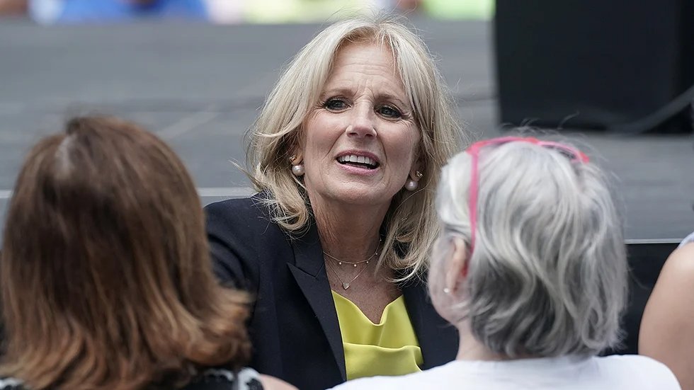 Jill Biden le "devolvió" la Navidad a la Casa Blanca recibiendo un árbol de casi 6 metros
