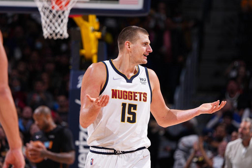 Antes de que lo expulsaran, Jokic empujó a los Nuggets a la victoria