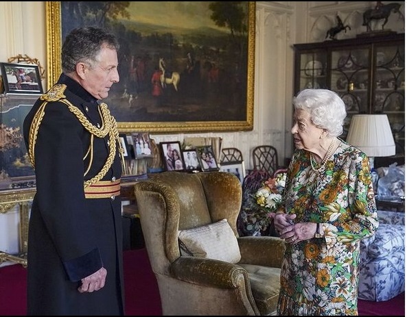 Más pausas en el trabajo de Isabel II