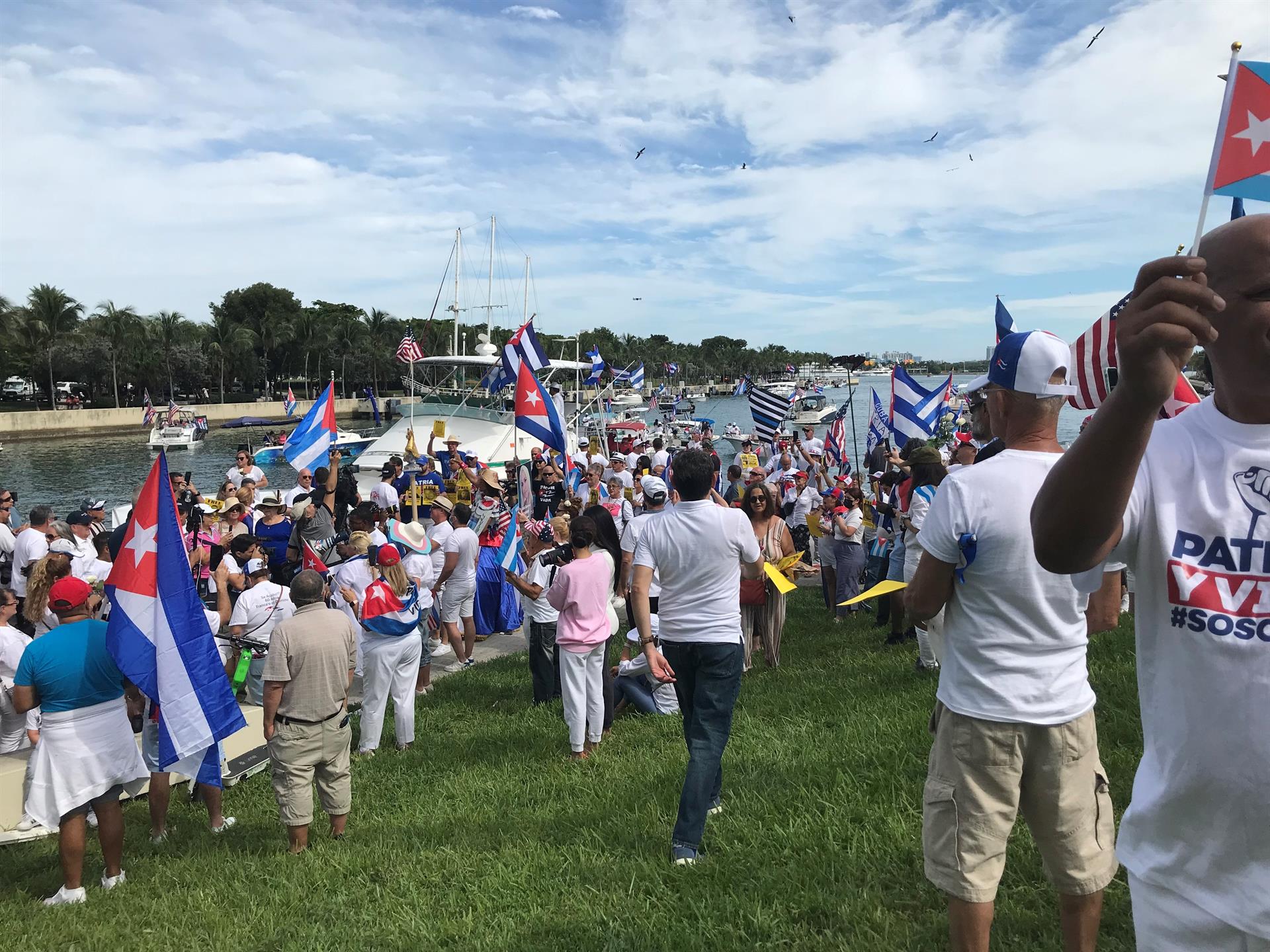 Caravana de autos recorrió Miami antes de actos en solidaridad con 15N en Cuba