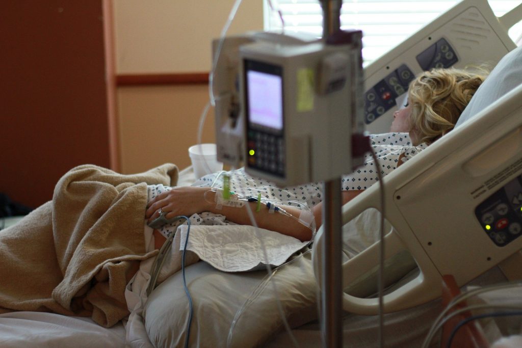 Mujer de Florida finalmente conoce a su bebé tras 85 días hospitalizada por COVID-19