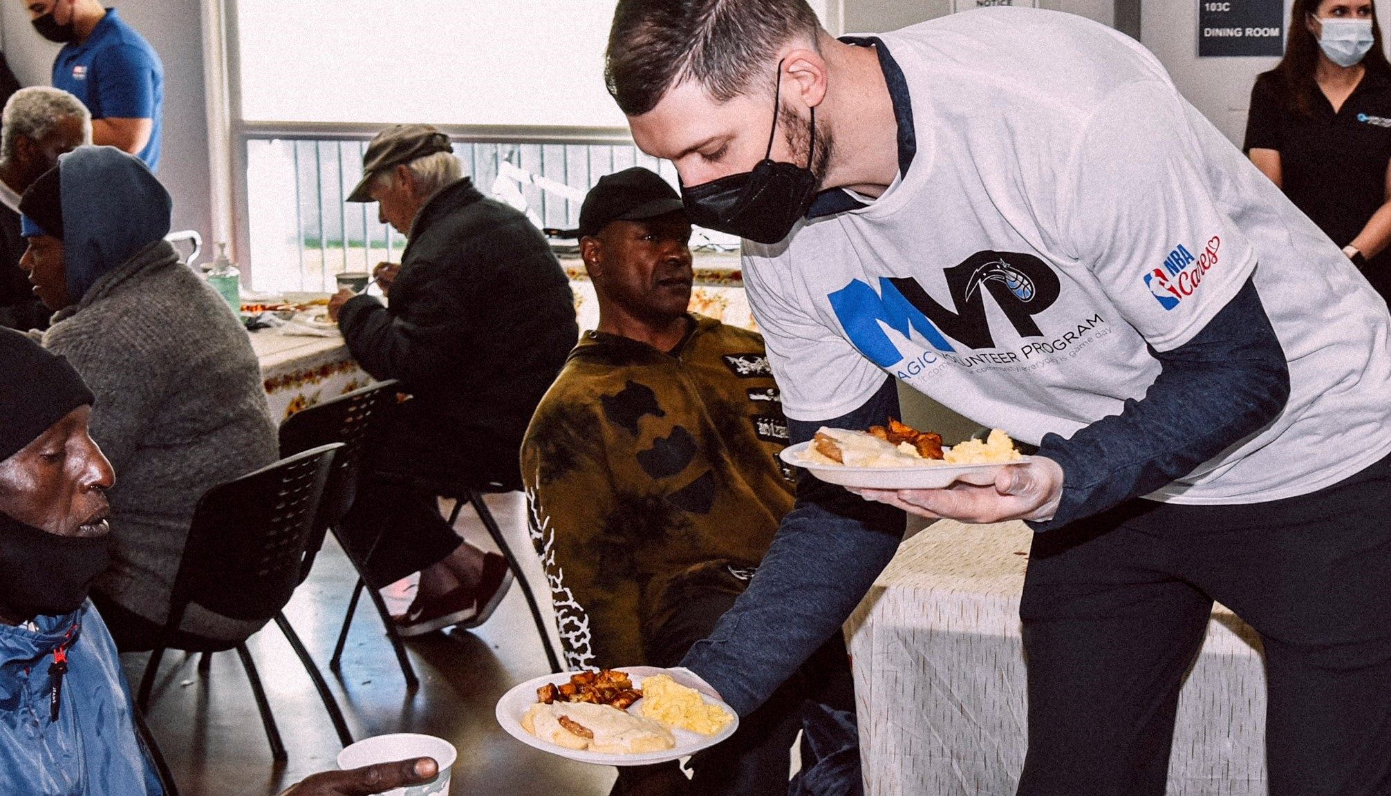 Jugadores de Orlando Magic repartieron comida a personas necesitadas este Thanksgiving