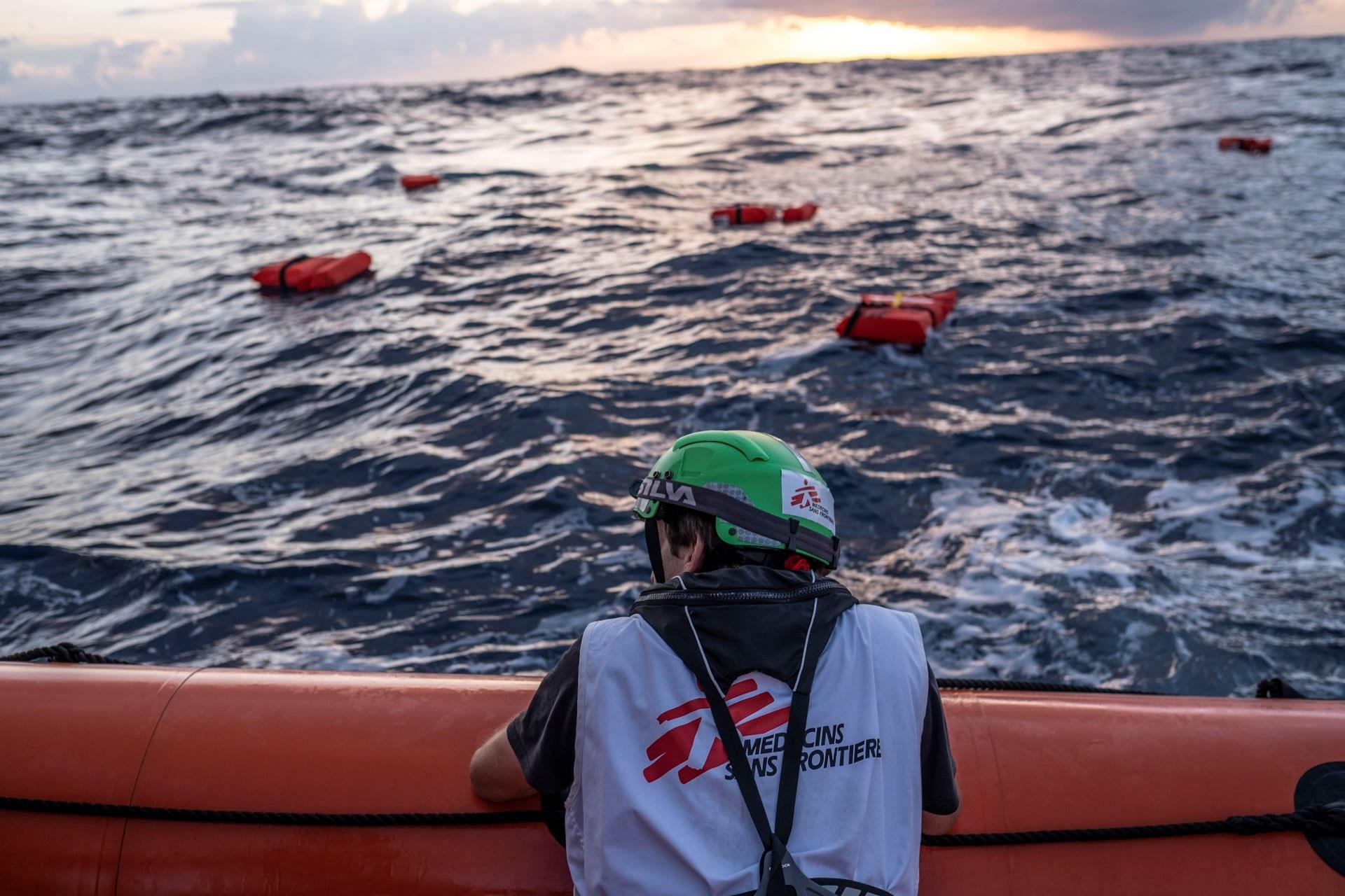 Sea Watch espera puerto con 193 migrantes rescatados en Mediterráneo central