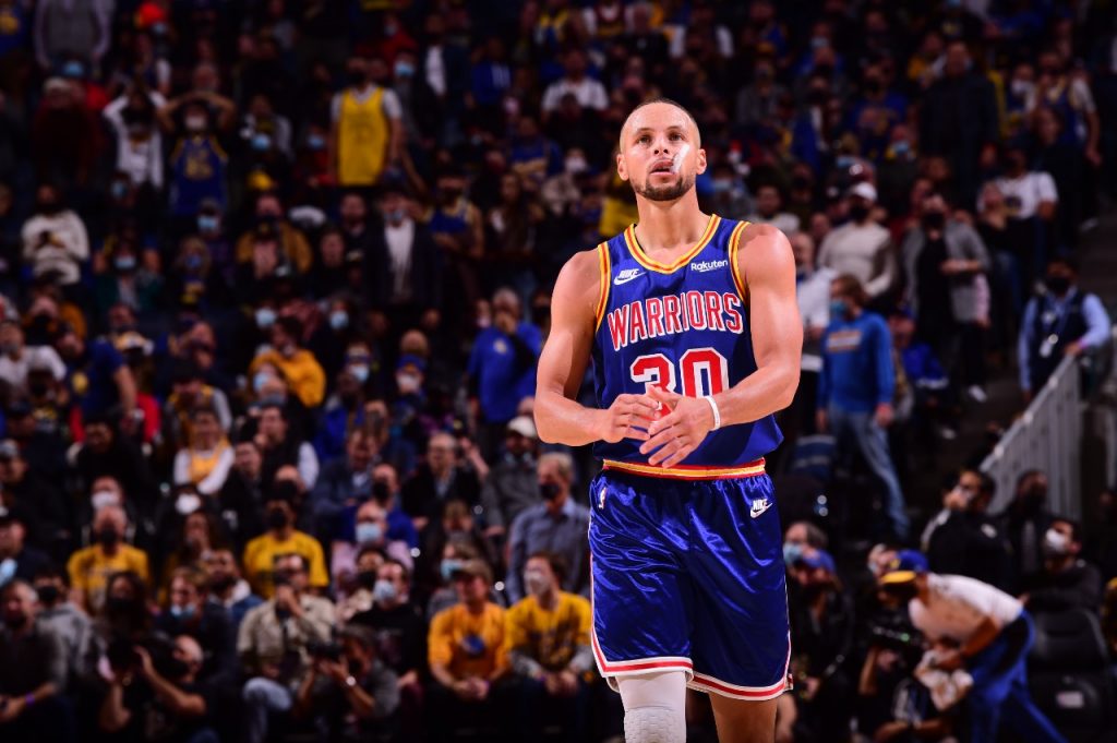 Curry anotó 50 puntos decisivos para el trunfo de los Warriors