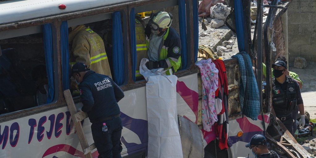 Suben a 21 los muertos del accidente de autobús de peregrinos en México