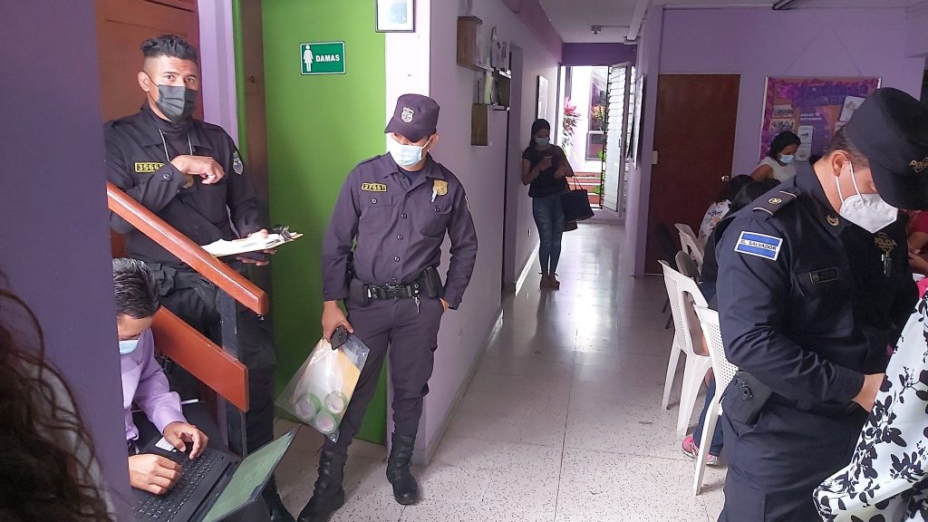 Allanadas sedes de siete ONG por supuesta malversación de fondos en El Salvador