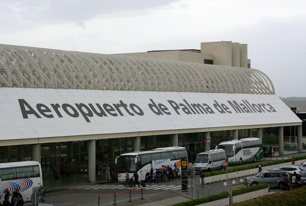 11 detenidos tras huir de un avión aterrizado de urgencia en España