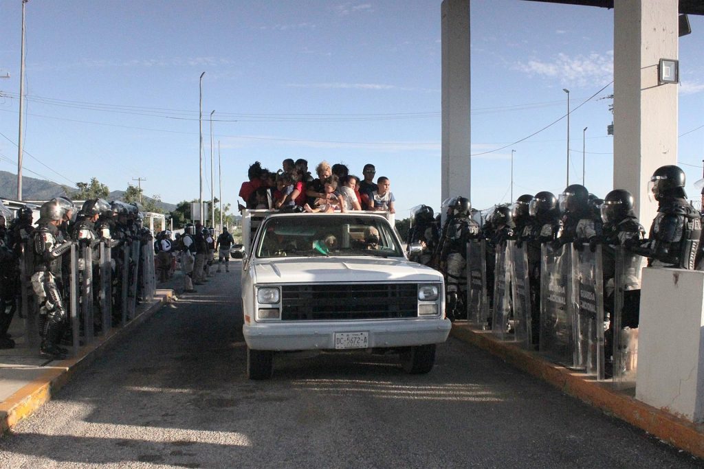 Avanza caravana de migrantes en sur de México a pesar del operativo desplegado