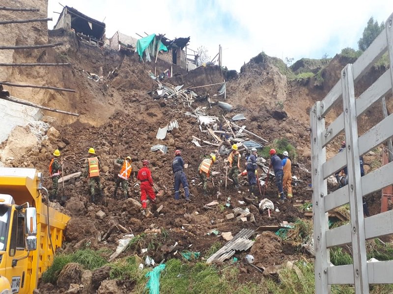 6 muertos y 20 desaparecidos tras deslizamiento de tierra en Colombia