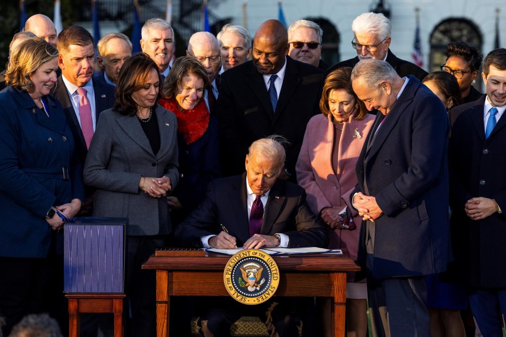 Biden firmó el plan de infraestructuras de 1,2 billones de dólares