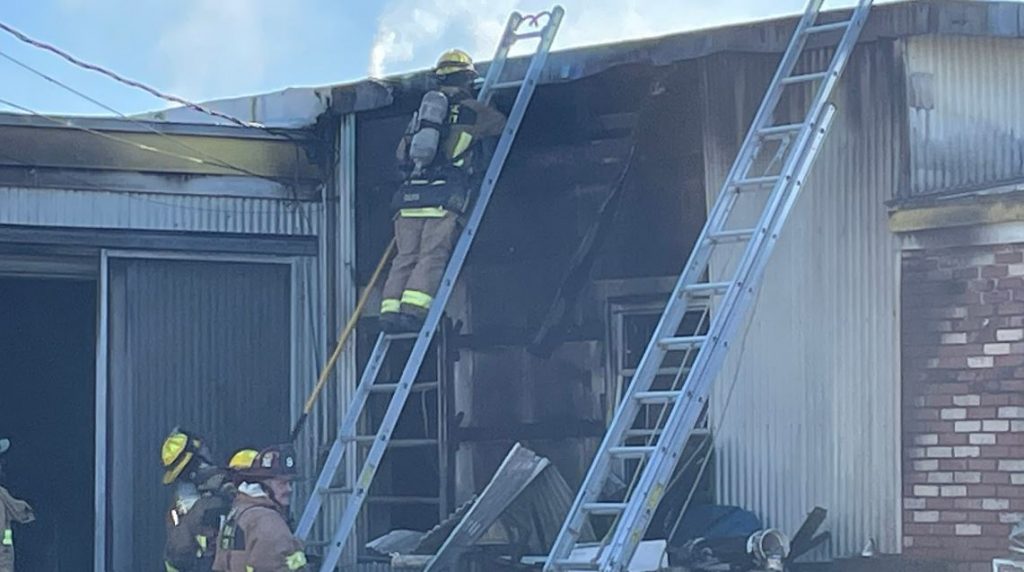 Incendio destruye planta productora de miel en Orlando