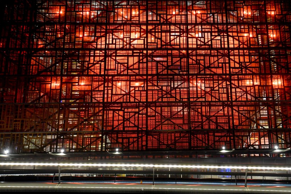 Sedes instituciones de UE se iluminan de naranja contra violencia a mujeres