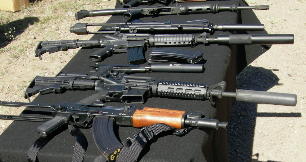 Cada uno de ellos está acusado de contrabando y violaciones de los controles de exportación