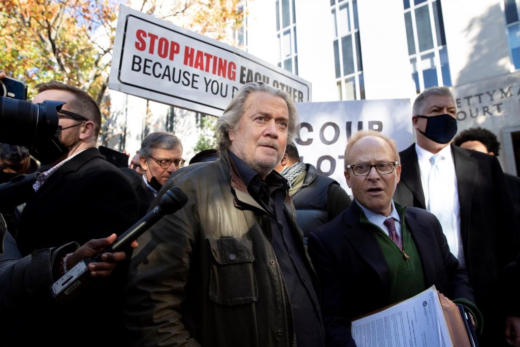 Jueza libera a Steve Bannon pero le quita el pasaporte para que no deje EEUU