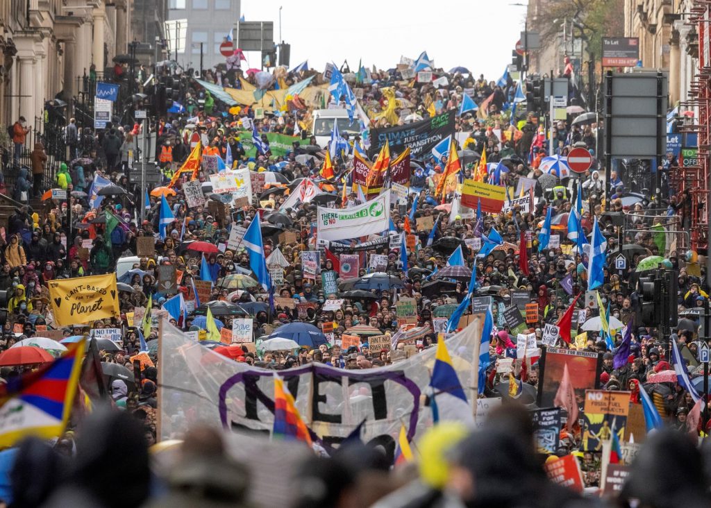 Una riada humana liderada por indígenas reclama en Glasgow justicia climática