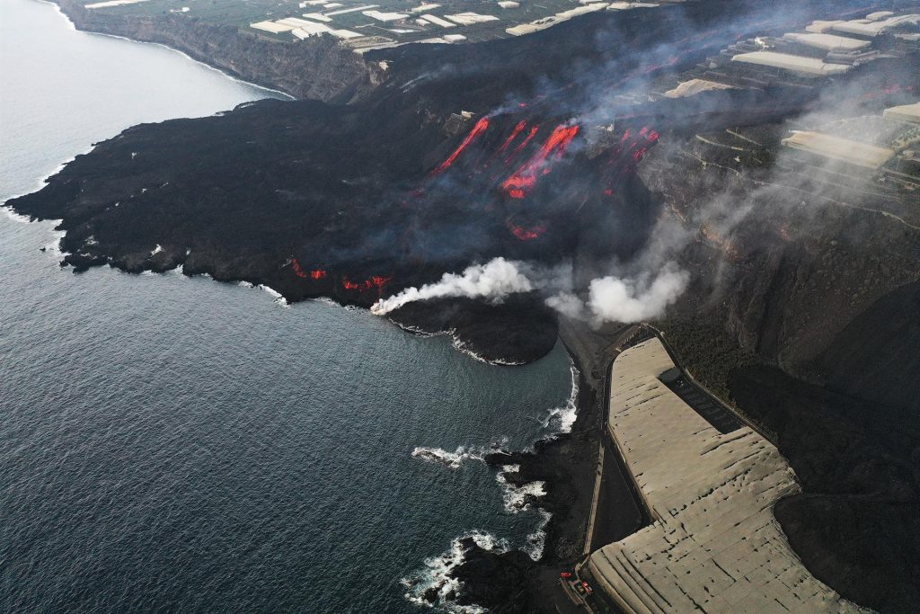 La lava del volcán de La Palma encuentra su salida al mar sin más daños