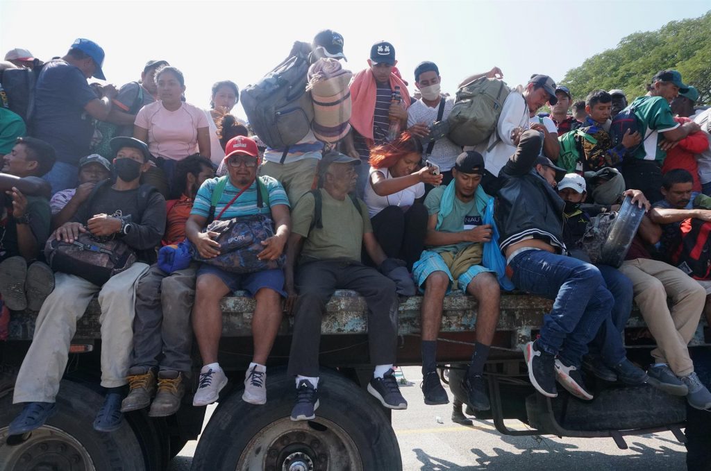 Los migrantes de la caravana avanzan en camiones por el sur de México efe