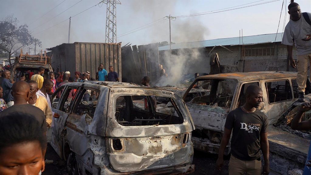 98 muertos en Sierra Leona tras explotar un camión cisterna con combustible