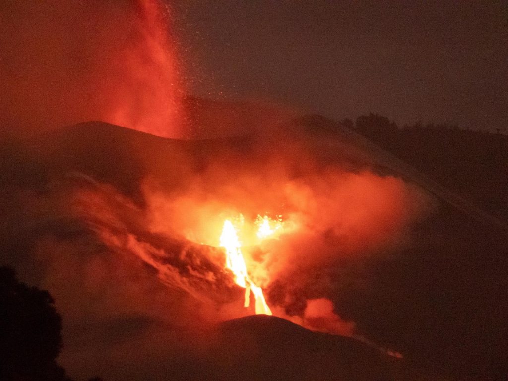 Una nueva colada de lava en La Palma destruye todo lo que encuentra a su paso