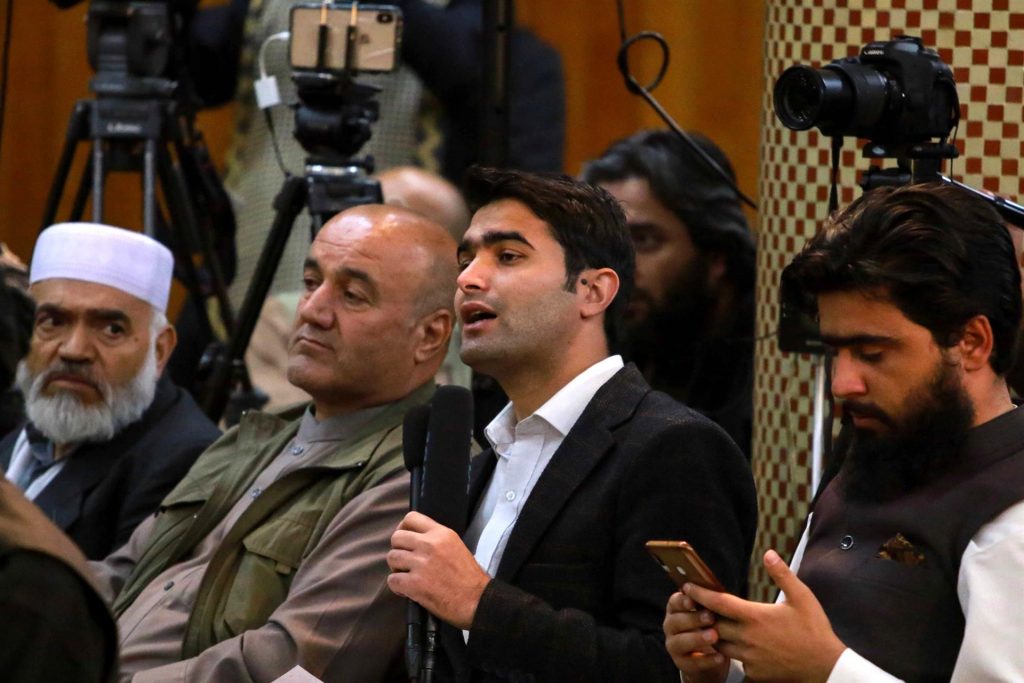 Anuncian liberación de periodista afgano tras un día de abusos físico