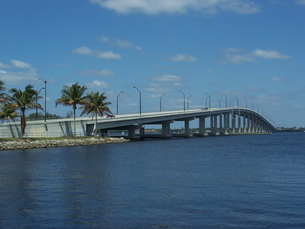 Hombre perseguido por la policía saltó a un río desde un puente