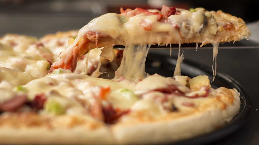 Restaurante de Florida vende pizzas con un insulto a Biden en salsa de tomate: las iniciales "FJB"