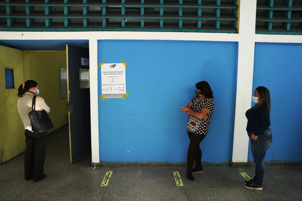 Abren los primeros centros de votación en Venezuela para regionales y locales