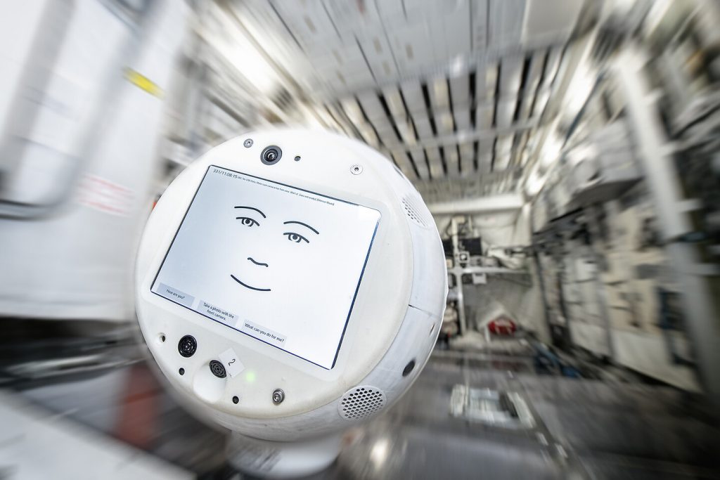 Robot Cimon del Centro Aeroespacial Alemán ofrece compañía a astronautas