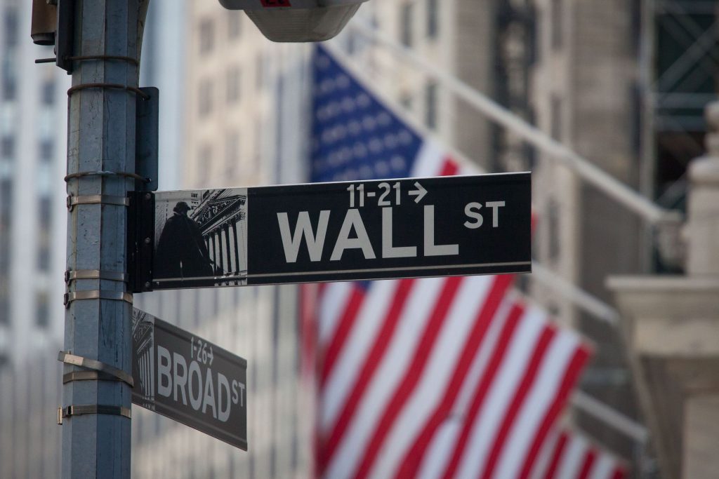 Wall Street y el resto de las bolsas del mundo cierran en rojo ante el pánico por la nueva variante