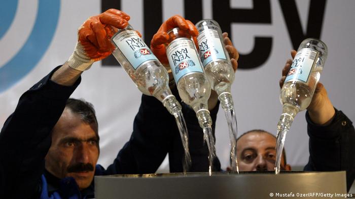 Suben a 61 los fallecidos por consumir alcohol adulterado en Turquía