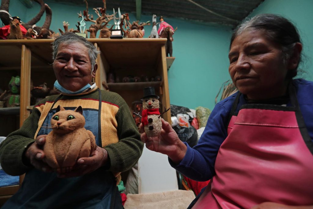 Un matrimonio de 50 años en Bolivia transforma frutos y semillas en animales