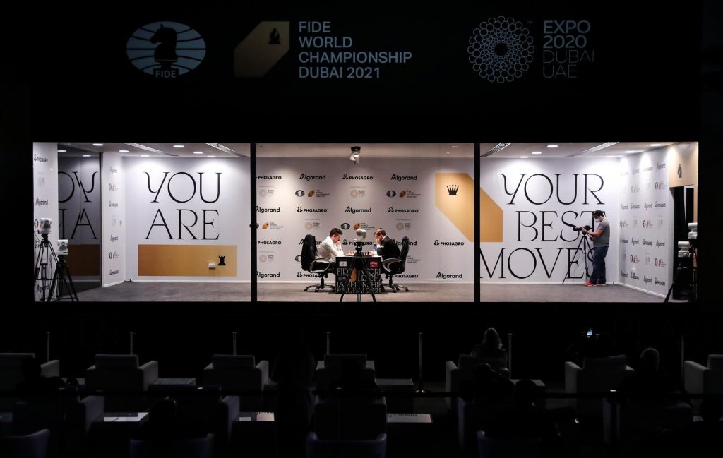 Tablas en la décima colocan a Carlsen a un punto del título