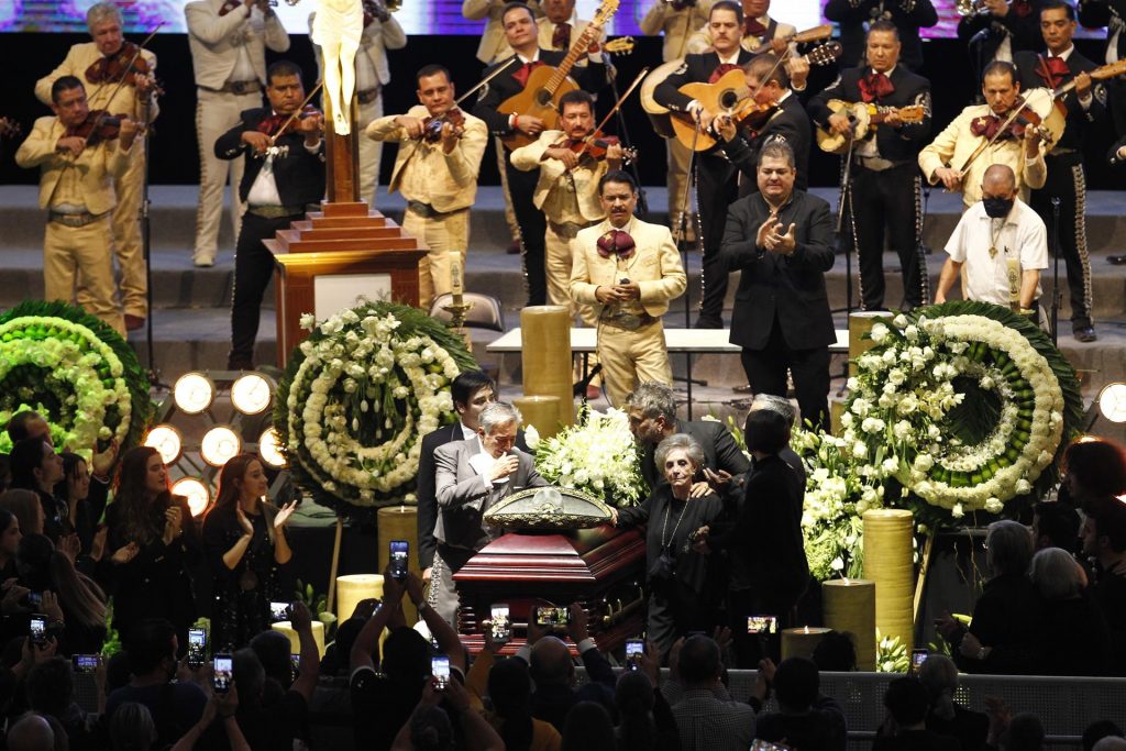 Vicente Fernández, despedido en su tierra con el cariño del público