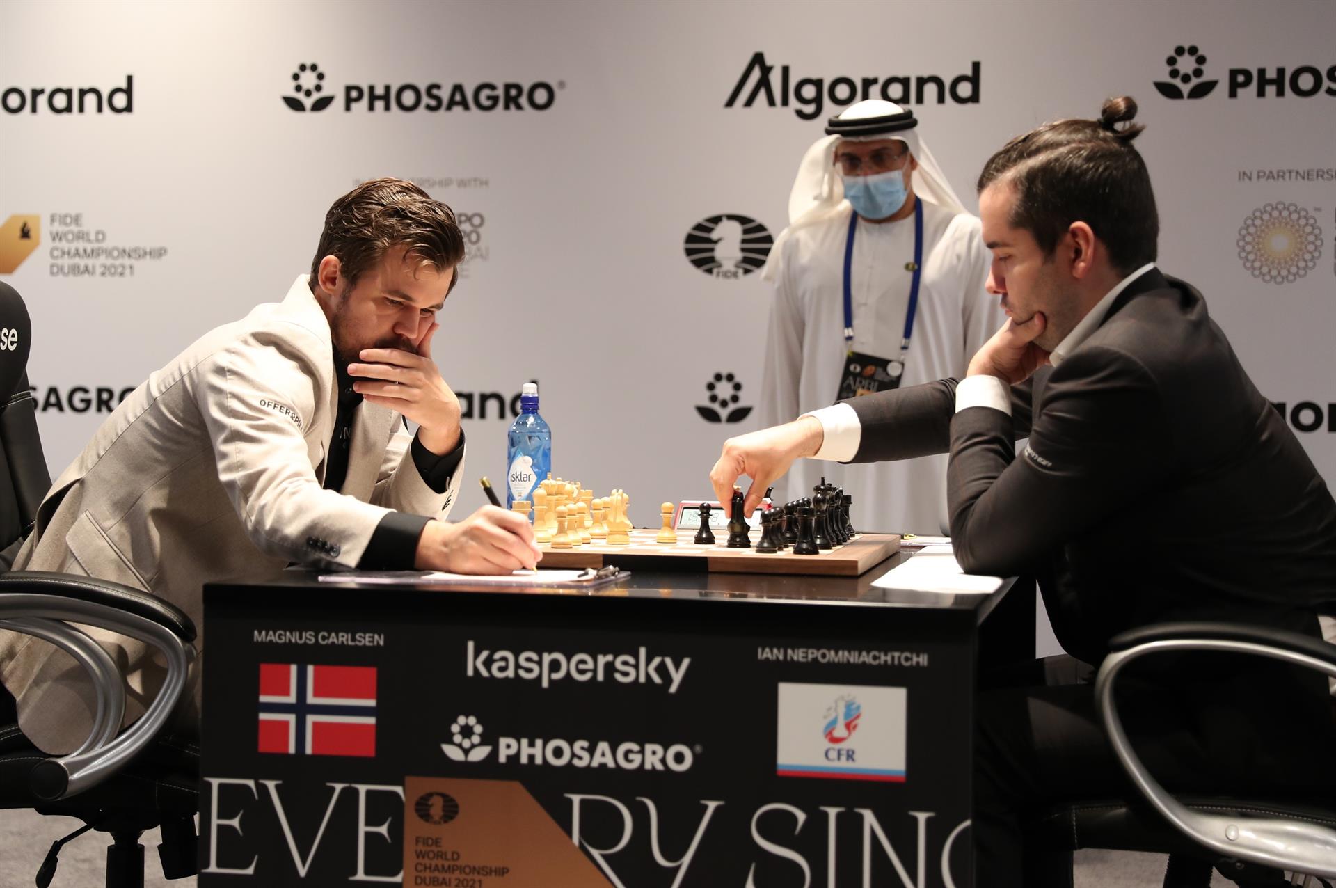 Carlsen da golpe mortal a Nepo con una nueva victoria en la octava