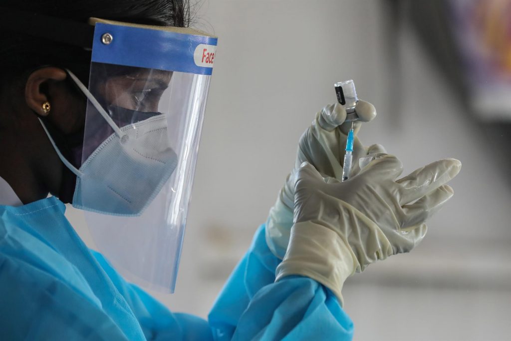 La vacuna de AstraZeneca genera trombos por una atracción