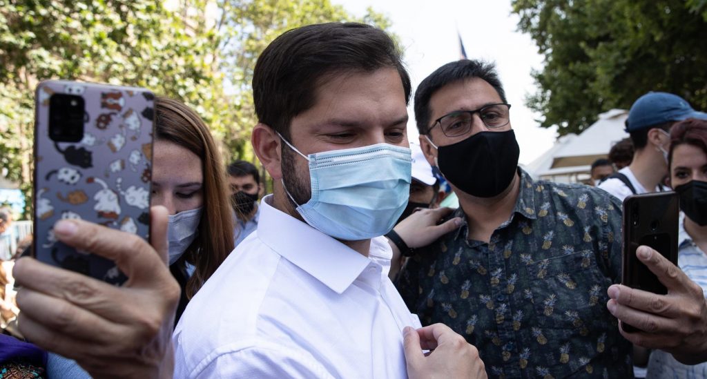 Escupen y lanzan agua al candidato presidencial de la izquierda chilena Gabriel Boric