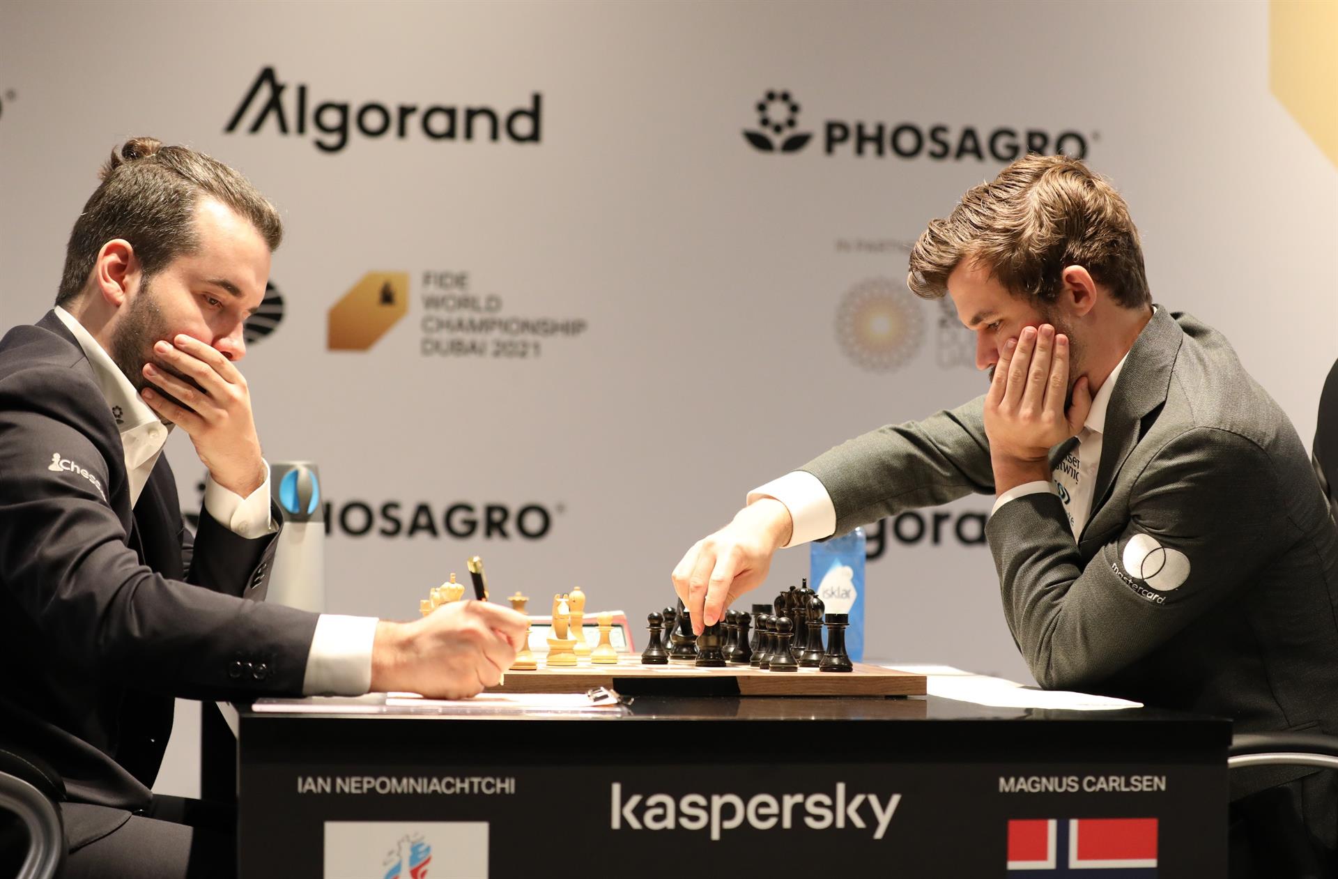 La sombra del play-off crece tras nuevas tablas entre Carlsen y Nepo en el quinto