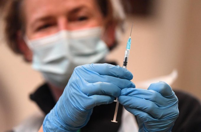 Doble dosis de Pfizer da menor protección ante ómicron, según un estudio