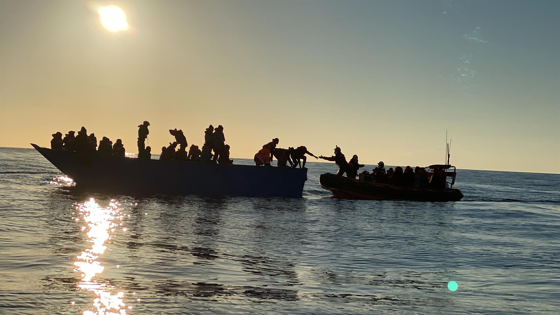 Dos barcos de ONG con más de 800 migrantes esperan en el Mediterráneo central